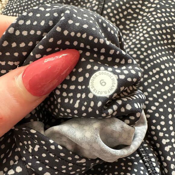 Lululemon black & white dot print cropped leggings size 6 - Picture 7 of 10